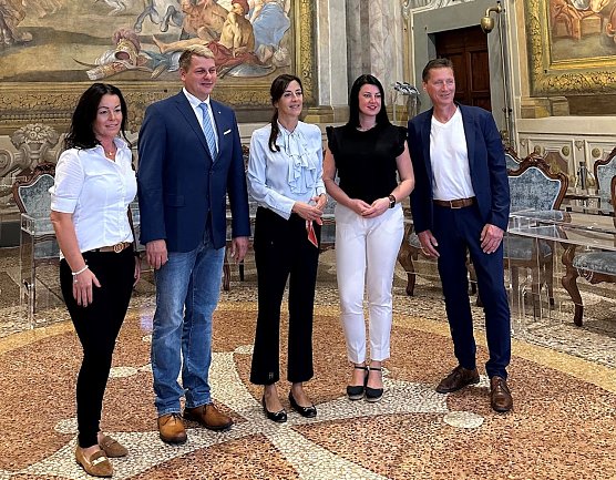 v.l. Katja Rudolph (City-Managerin der Kurstadt Bad Frankenhausen);  Matthias Strejc (B&uuml;rgermeister der Stadt Bad Frankenhausen);  Raffaella Bonsangue; Angelina Sch&ouml;nstedt; Heiko Kolbe (Leiter des Kyffh&auml;user-Denkmals). (Foto: Stadtverwaltung Bad Frankenhausen)
