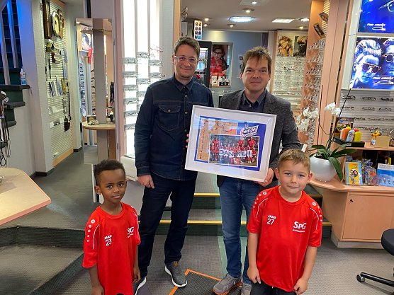 SG Empor bedankt sich bei seinem Sponsor (Foto: Alexej Peilmann - SG Empor) SG Empor bedankt sich bei seinem Sponsor (Foto: Alexej Peilmann - SG Empor)