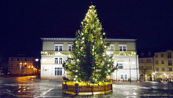 Weihnachtsbaum auf dem Sondershäuser Marktplatz (Archiv) (Foto: Stadtverwaltung Sondershausen) Weihnachtsbaum auf dem Sondershäuser Marktplatz (Archiv) (Foto: Stadtverwaltung Sondershausen)