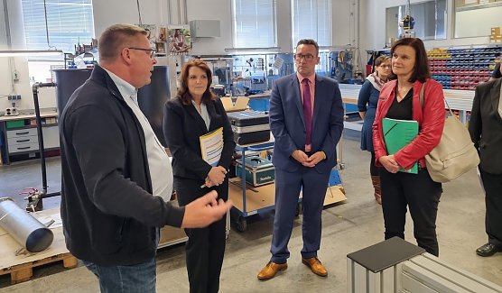 Dr. Katja B&ouml;hler (2.v.l.), Staatssekret&auml;rin f&uuml;r Forschung, Innovation und Wirtschaftsf&ouml;rderung im Th&uuml;ringer Ministerium f&uuml;r Wirtschaft besuchte das Unternehmen ICS Industriedienstleistungen GmbH in Ro&szlig;leben; Gesch&auml;ftsf&uuml;hrer Heiko Lange (1.v.l.); Landr&auml;tin Antje Hochwind-Schneider (SPD) 1.v.r.; B&uuml;rgermeister Steffen Sauerbier (SPD) 2.v.r.  (Foto: LRA Sondershausen)