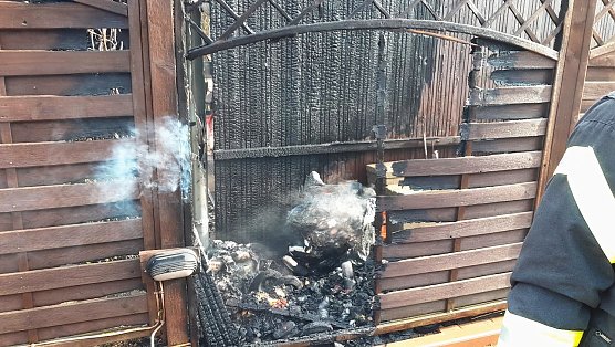 Ein Carport- und M&uuml;lltonnenbrand wurde wahrscheinlich durch hei&szlig;e Asche verursacht (Foto: Feuerwehr Bad Frankenhausen/Silvio Dietzel)