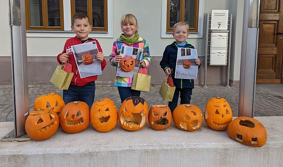 Fr&ouml;hliche Gewinner des K&uuml;rbiswettbewerbs in Sondershausen (Foto: Janine Skara)
