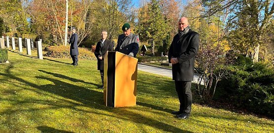 1.v.r. B&uuml;rgermeister Steffen Grimm hielt zum Volkstrauertag eine Gedenkrede auf dem Hauptfriedhof in Sondershausen (Foto: Langhammer)
