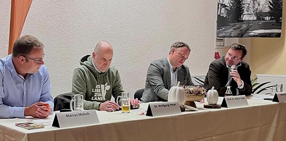 Nachdenkliche Gesichter beim Landwirtschaftsforum im Kyffh&auml;userkreis (Foto: CDU Schard)