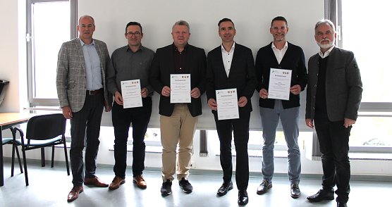 v.l.n.r.: Landrat Matthias Jendricke, Steffen Sauerbier, Christian B&ouml;duel, Ren&eacute; Leipnitz, Thomas Hirt-Peterseim und Landrat Harald Zanker bei der &Uuml;bergabe der Berufungsurkunden (Foto: Julia Pietsch)