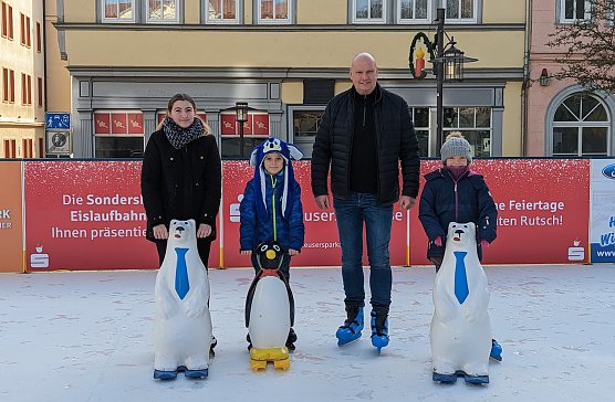 B&uuml;rgermeister Steffen Grimm er&ouml;ffnete gemeinsam mit Maxi Louise, ihrem Bruder Max Friedrich und mit Lisanne die Eisbahn vor dem Rathaus (Foto: Janina Skara)