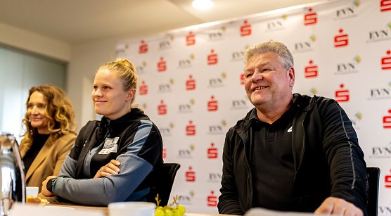 Gut gelaunte Sportler: Jana Z&ouml;ller (EVN), Sara Gambetta und Sven Lang (Bundestrainer Leichtathletik Sto&szlig; und Wurf) (Foto: Christoph Keil)