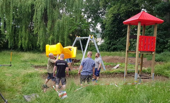 Beim Aufbau des Kinderspielplatzes halfen viele H&auml;nde (Foto: Mario Merten)