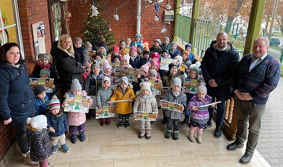 &Uuml;bergabe der Weihnachtskalender von SEM Schneider Elementebau GmbH an die Kindergarten (Foto: Nadine Winkel)