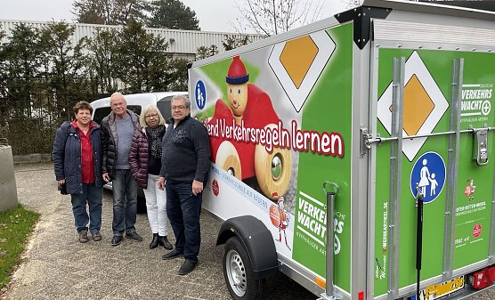 Die Kyffh&auml;user-Verkehrswacht Artern bekam von der Deutschen Kinderunfallhilfe und dem Verein TEILEN ein "Rote-Ritter-Mobil" &uuml;berreicht (Foto: Gudrun Holbe)