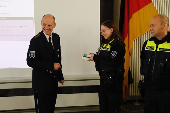 Polizeidirektor Matthias Bollenbach bei der &Uuml;bergabe der ersten Ger&auml;te (Foto: agl)