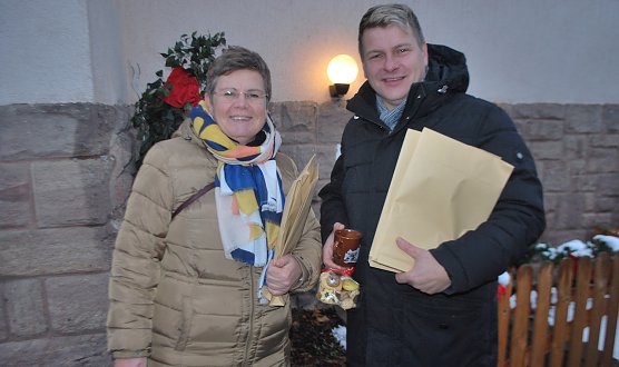 Weihnachtsmarkt zum 30-j&auml;hrigen Jubil&auml;um der Kindervilla in Bad Frankenhausen. B&uuml;rgermeister Mathias Strejc (re.) und Silvana Sch&auml;ffer, stellvertretende Kreisvorsitzende der CDU Kyffh&auml;userkreis, begr&uuml;&szlig;ten die G&auml;ste (Foto: Katrin Milde)