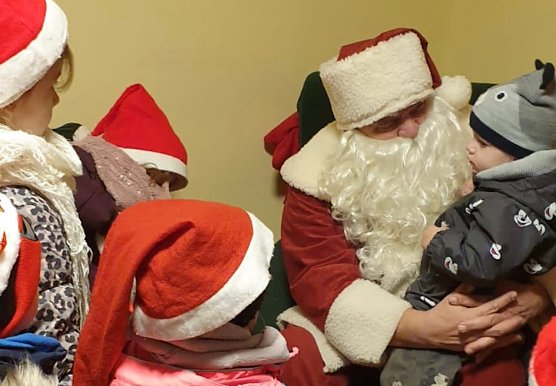 Die "Bebraspatzen" fuhren mit dem Bus zum Weihnachtsmannb&uuml;ro und gaben dort ihre Wunschzettel beim Weihnachtsmann ab. Dieser nahm sich viel Zeit f&uuml;r die Kleinen.  (Foto: Anette Palesch, Leiterin der Kindertagesst&auml;tte Bebraspatzen  )