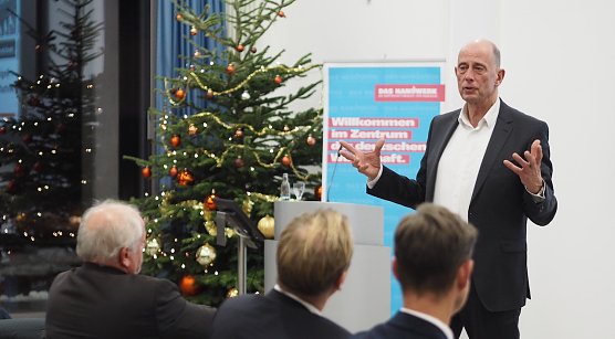 Th&uuml;ringens Wirtschaftsminister Wolfgang Tiefensee war Gast beim Regionalforum Energiekrise" der IHK Erfurt und HWK Erfurt und stand den Unternehmerinnen und Unternehmern Rede und Antwort. (Foto: HWK Erfurt)