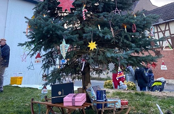 Geschmückter Baum in Großberndten (Foto: Roswitha Krystek ) Geschmückter Baum in Großberndten (Foto: Roswitha Krystek )