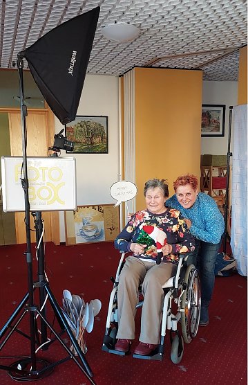 Frau Griesner mit ihrer Tochter Frau Gebhardt, beim Posieren vor der Fotobox (Foto: Fotobox von Kilian Ball)