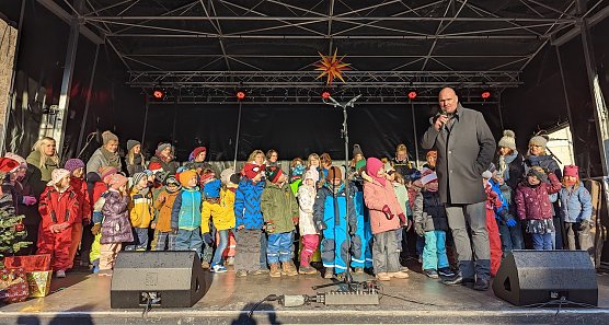 B&uuml;rgermeister Grimm er&ouml;ffnete den Sonderh&auml;user Weihnachtsmarkt 2022 (Foto: Stadtverwaltung Sondershausen)