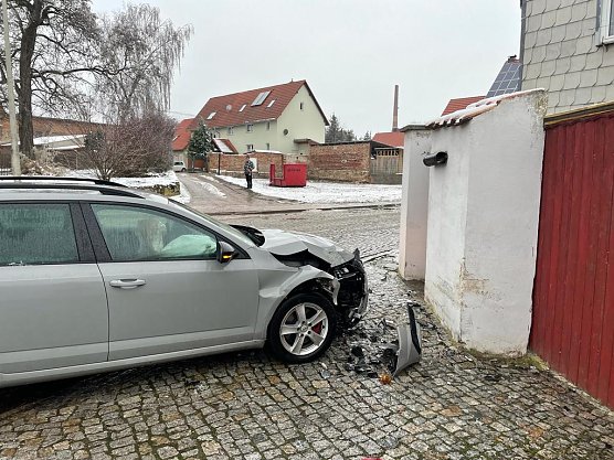 Glätteunfall in Niederspier (Foto: S. Dietzel) Glätteunfall in Niederspier (Foto: S. Dietzel)