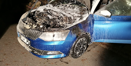 Der erste Einsatz im neuen Jahr - ein brennendes Fahrzeug musste gel&ouml;scht werden (Foto: Feuerwehr Holzthalleben)