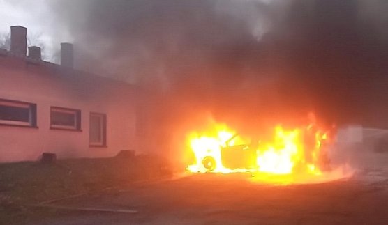 Fahrzeug brannte komplett nieder (Foto: S.Dietzel)