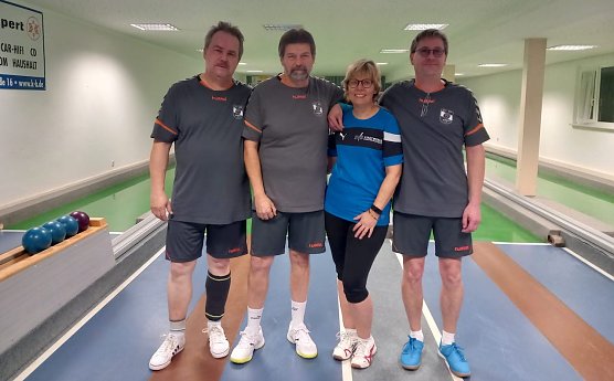 Kegler des KSV ́92 Roßleben bei der Senioren Thüringenliga (Foto: Knut Herzau) Kegler des KSV ́92 Roßleben bei der Senioren Thüringenliga (Foto: Knut Herzau)