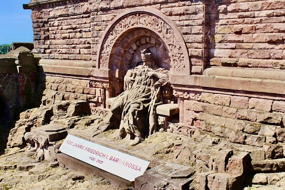 Kyffhäuser-Denkmal zum 900-jährigen Jubiläum 2022 (Foto: Eva Maria Wiegand) Kyffhäuser-Denkmal zum 900-jährigen Jubiläum 2022 (Foto: Eva Maria Wiegand)