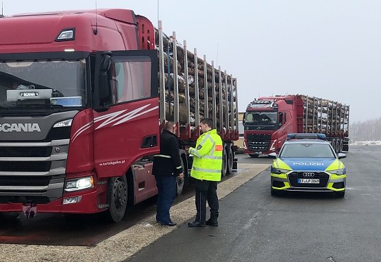 &Uuml;berladene polnische Holztransporter auf der A4 (Foto: Autobahnpolizei)