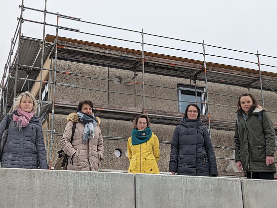 Mareen Biedermann (rechts) und Jaqueline Lange (links) zeigten Kitaleiterin Jana Bauer (Mitte), ihrer Stellvertreterin Anett Pils (2.v.re.) und der Elternbeiratsvorsitzenden Sophia Schurak die geplanten Au&szlig;enanlagen der Innenstadtkita. (Foto: Janine Skara)
