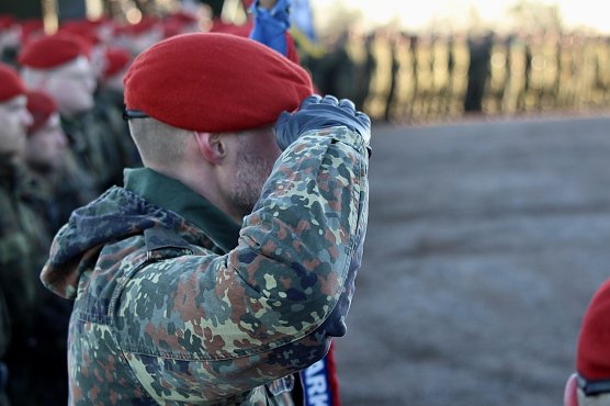 Verleihung des Fahnenbandes am Kyffh&auml;user Denkmal (Foto: Eva Maria Wiegand)