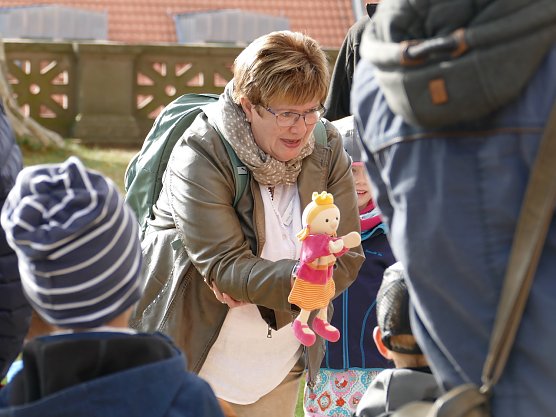 "Prinzessin G&uuml;ntherine" erz&auml;hlt den Kindern spannende Geschichten. Mit der Handpuppe agiert die G&auml;stef&uuml;hrerin Heike G&uuml;nther   (Foto: SMG Sondershausen)