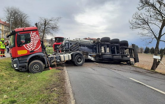 G&uuml;lletransporter verunfalltt auf B86 und sorgt f&uuml;r eine Vo&ouml;&ouml;sperrung (Foto: Feuerwehr Heldrungen, Bad Frankenhausen; S. Dietzel)