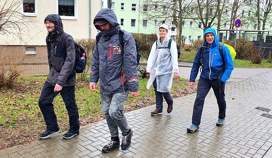 Circa einen Kilometer nach dem Start in den Regen: Vier Teilnehmer des 45. S&uuml;dharz-Hunderters in der Sangerh&auml;user Stra&szlig;e: Dr. Christian Richter (Jena), Oliver Mieth (Schirgiswalde), Antje Otte-Hartig und Thomas Strietzel (beide Nordhausen, v.l.). (Foto: B.Schwarzberg)