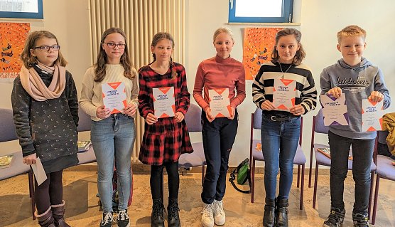 Die Teilnehmer des 64. Vorlesewettbewerb in der Stadtbibliothek in Sondershausen: Mia M&uuml;ller, Susanne Br&ouml;ker, Alines Verges, Helena K&uuml;hn, Mia Sophie Jahn und Lennard Detzer. (Foto: Janine Skara)