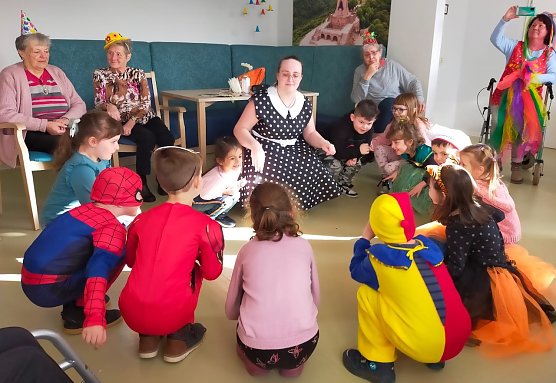 Faschingsfeier mit der Bienengruppe vom ,,Wippergärtchen (Foto: Tagespflege Barbarossgarten) Faschingsfeier mit der Bienengruppe vom ,,Wippergärtchen (Foto: Tagespflege Barbarossgarten)
