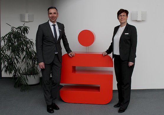 v.l. Ren&eacute; Leipnitz Vorstandsvorsitzender der Kyffh&auml;usersparkasse; Sindy Ritzke Vorstandsmitglied (Foto: Eva Maria Wiegand)