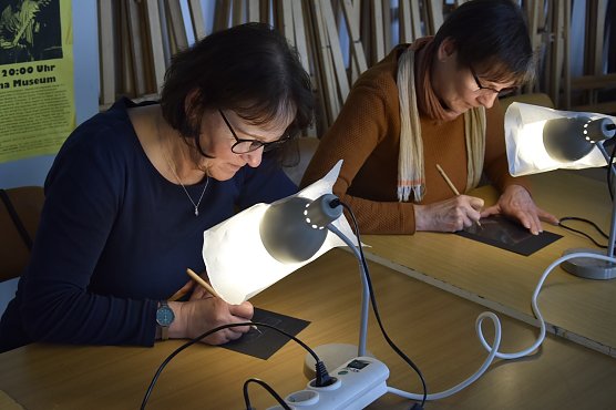 Veranstaltungsteilnehmerinnen beim Radieren (Foto: Fred Böhme/ Panorama Museum) Veranstaltungsteilnehmerinnen beim Radieren (Foto: Fred Böhme/ Panorama Museum)