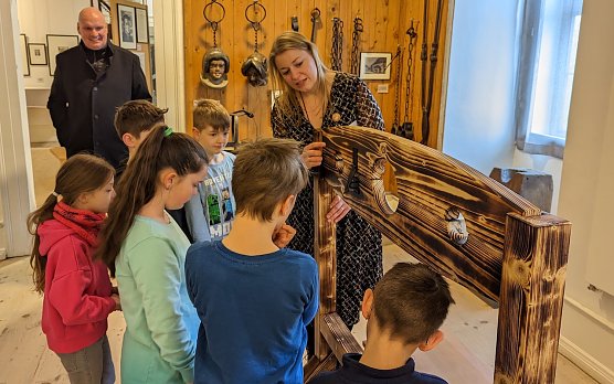hinten li. B&uuml;rgermeister Steffen Grimm, hinten re. Dr. Carolin Sch&auml;fer zeigte den Sch&uuml;lerinnen und Sch&uuml;lern den Pranger. (Foto: Janine Skara)