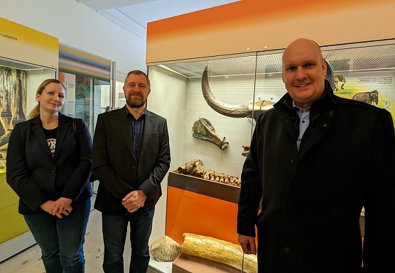 B&uuml;rgermeister Steffen Grimm (rechts) und Christin Schilling (links) demonstrierten das Ausgraben der von der 3D Schilling Gmbh gesponserte Skelett eines Moschusochsen (Foto: Janine Skara)