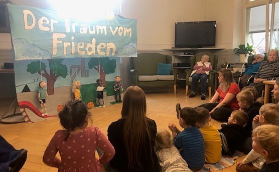 Puppenspiel im Tal des Schlosses in Gr&uuml;ningen (Foto: Novalis Diakonie)