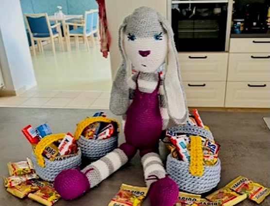 Hase Novi besuchte am Ostermontag die Tagespflege Barbarossagarten (Foto: K. Krausholz) Hase Novi besuchte am Ostermontag die Tagespflege Barbarossagarten (Foto: K. Krausholz)