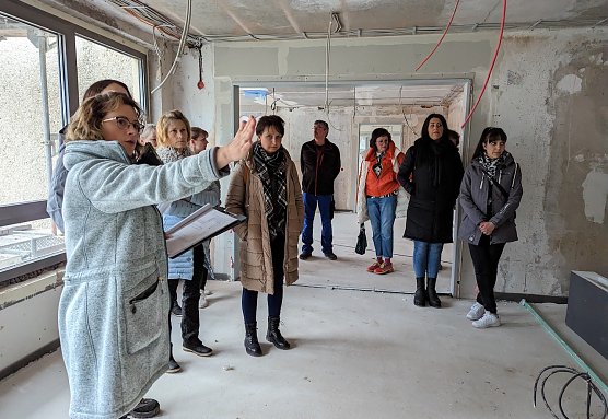 Jaqueline Lange, Fachgebietsleiterin f&uuml;r Kitas der Stadtverwaltung Sondershausen (links), erkl&auml;rt Jana Bauer (Mitte) und ihrem Team, wo die geplante Kinderk&uuml;che errichtet werden wird (Foto: Janine Skara)