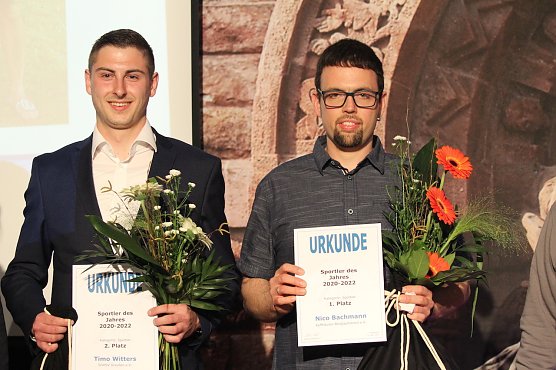 v.r. Nico Bachmann vom Kyffh&auml;user Berglaufverein (Leichtathletik) gewinnt den 1. Preis bei der Sportlerwahl 2020/2022; Timo Witters vom SGHSV Greu&szlig;en gewinnt den den 2. Platz im Hundesport  (Foto: Eva Maria Wiegand)