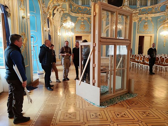 Das Projektteam ber&auml;t im Blauen Saal von Schloss Sondershausen &uuml;ber  das Musterfenster f&uuml;r die Fenstersanierung (Foto: STSG, Jana Lorenz )
