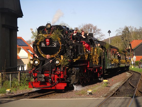 99 7247-2 bei der Einfahrt in Wernigerode Hasserode am 30.04.2023. Sie fährt mit dem Walpurgiszug von Wernigerode nach Schierke (Foto: Bernd Thielbeer) 99 7247-2 bei der Einfahrt in Wernigerode Hasserode am 30.04.2023. Sie fährt mit dem Walpurgiszug von Wernigerode nach Schierke (Foto: Bernd Thielbeer)