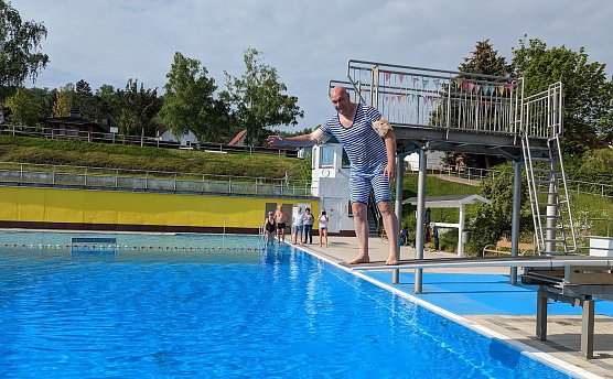 Der B&uuml;rgermeister der Stadt Sondershausen, Steffen Grimm, zeigte viel Humor beim Anbaden (Foto: Janine Skara)
