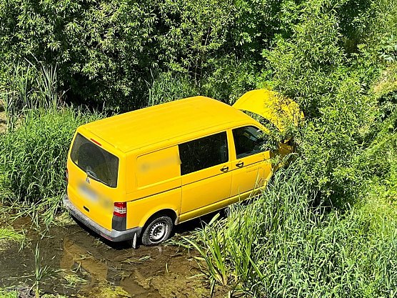Ende Gel&auml;nde - Zusteller landete in der Helbe (Foto: Feuerwehr Ebeleben/Silvio Dietzel)