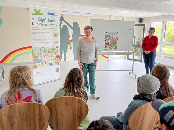 Heike Maltritz und Birgitt Korte erz&auml;hlen Kindern ihre pers&ouml;nlichen Geschichten (Foto: VdK Artern)