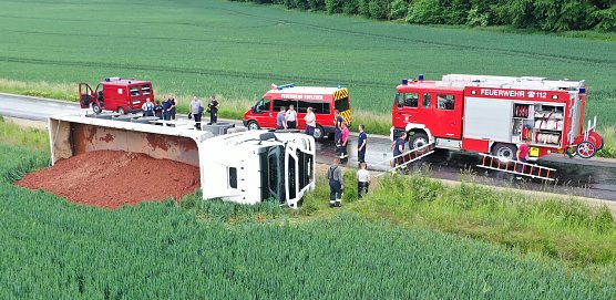 Umgekippter Sattelzug heute Vormittag (Foto: S.Dietzel) Umgekippter Sattelzug heute Vormittag (Foto: S.Dietzel)