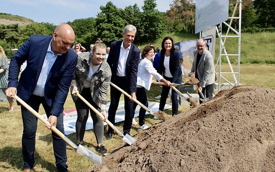 v.l.n.r. Sondersh&auml;user B&uuml;rgermeister Steffen Grimm; Sch&uuml;lerin der SBZ; Th&uuml;ringer Minister f&uuml;r Bildung, Jugend und Sport, Helmut Holter (Die Linke); Schulleiterin der SBZ Frau Lederer; Landr&auml;tin des Kyffh&auml;userkreises Frau Antje Hochwind-Schneider (SPD); Projektleiter "HKS Architekten" Herr H&ouml;ellering (Foto: Eva Maria Wiegand)