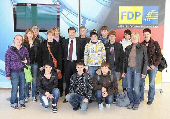 MdB Kurth mit Schulklasse (Foto: FDP) MdB Kurth mit Schulklasse (Foto: FDP)